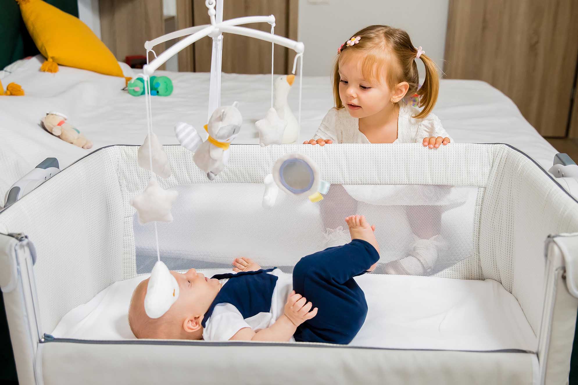 copil si sora lui la fotografie botez